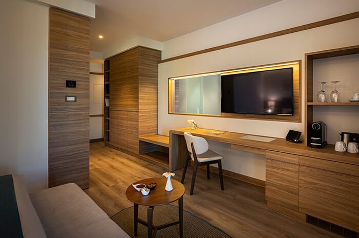 VALAMAR COLLECTION - V LEVEL SWIM UP SUPERIOR SEAVIEW FAMILY SUITE LIVING AREA